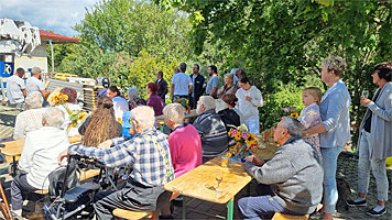Herr Kiese schlägt unter Publikum den letzten Nagel in den Dachstuhl.